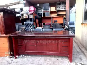 የቢሮ ጠረፔዛ እና ወንበር