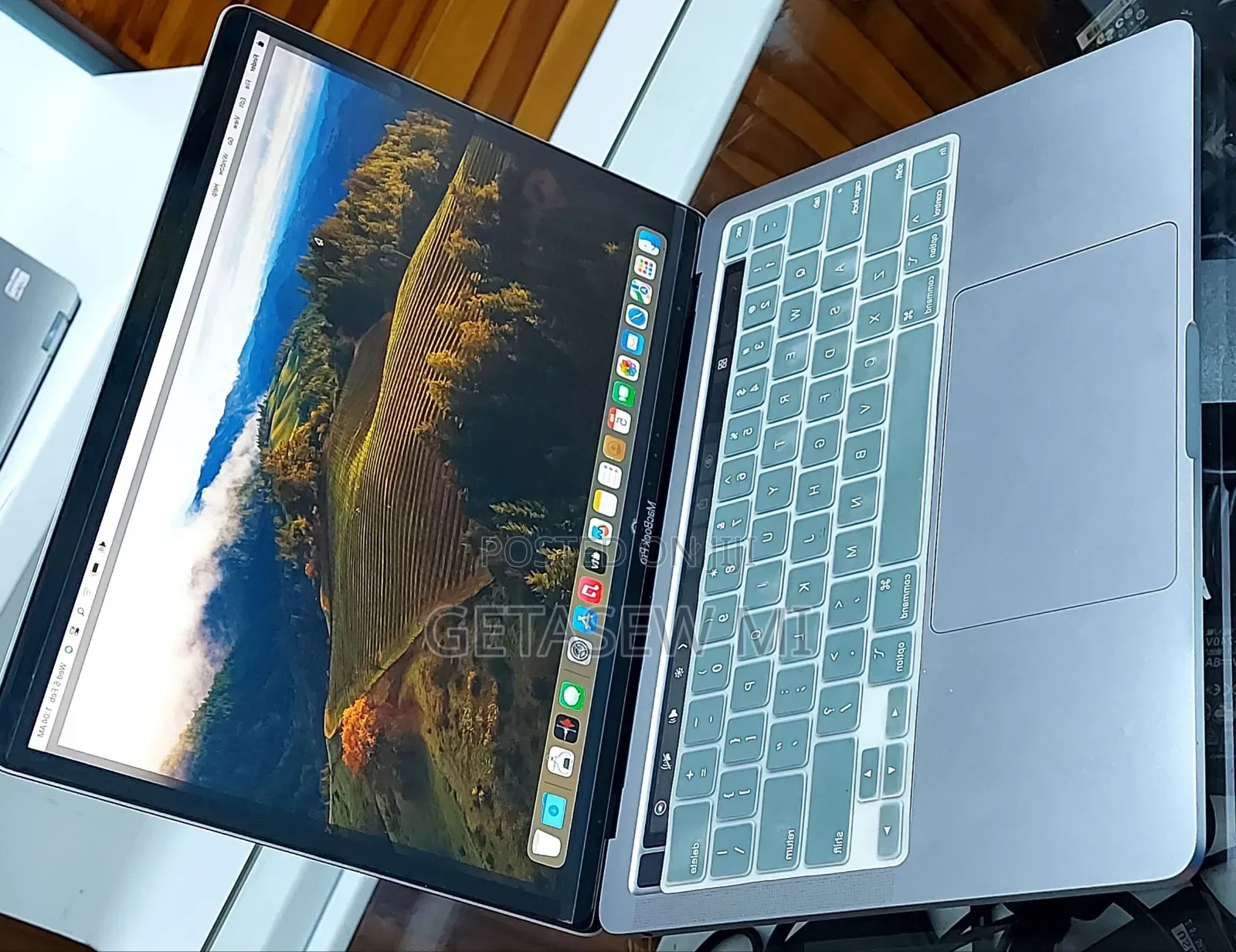 New Laptop Apple MacBook Pro 2020 M1 8GB Apple M1 Pro SSD 256GB