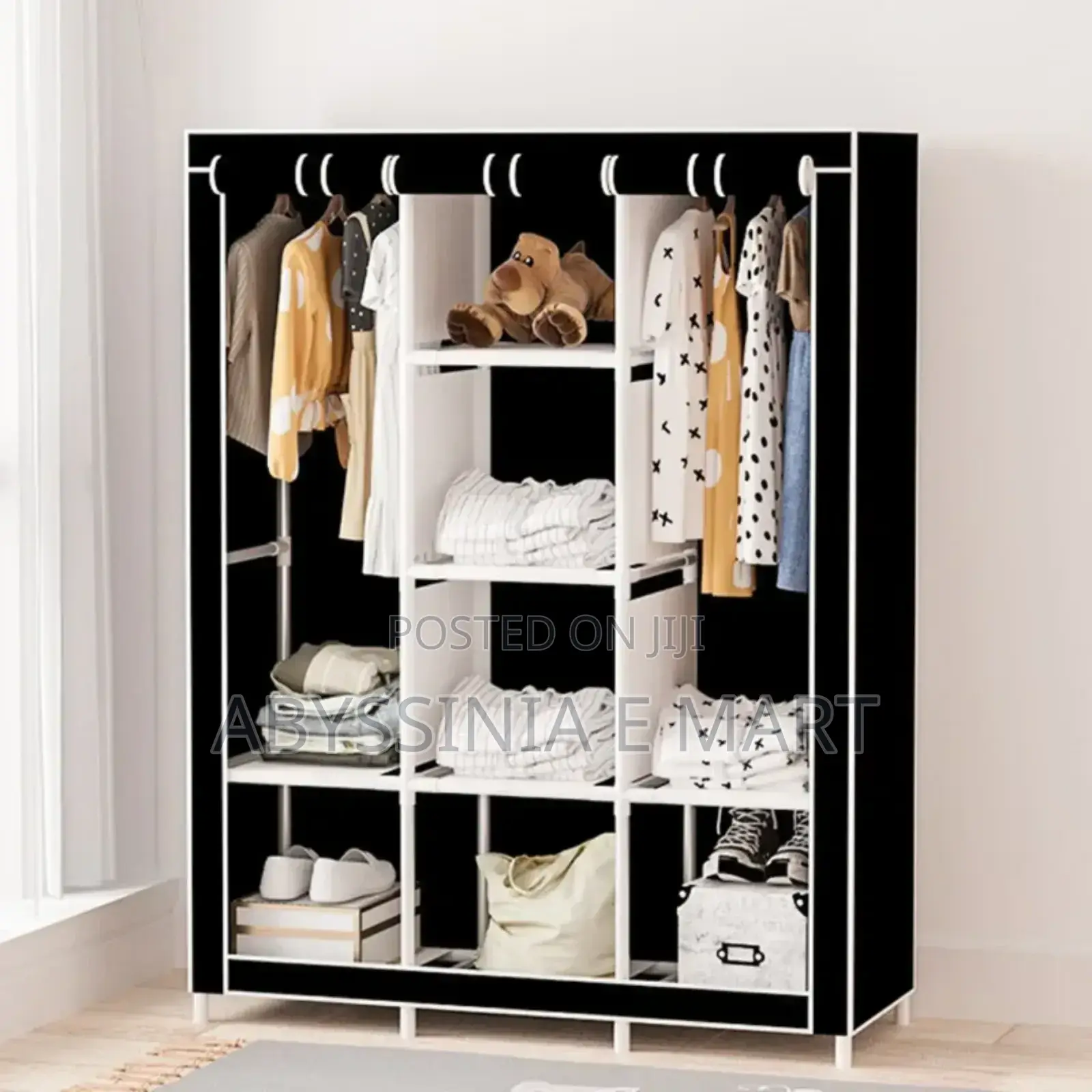 ፍሬሞቹ የብረት ቱቦዎች የሆኑ Simple Wardrobe
