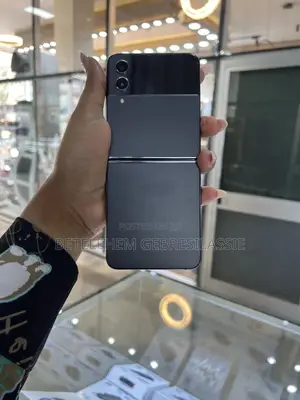 Photo - Samsung Galaxy Z Flip4 256 GB Black