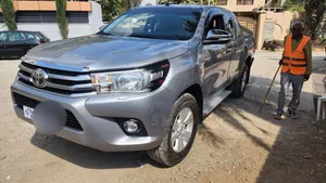 Photo - Toyota Hilux 2017 Beige