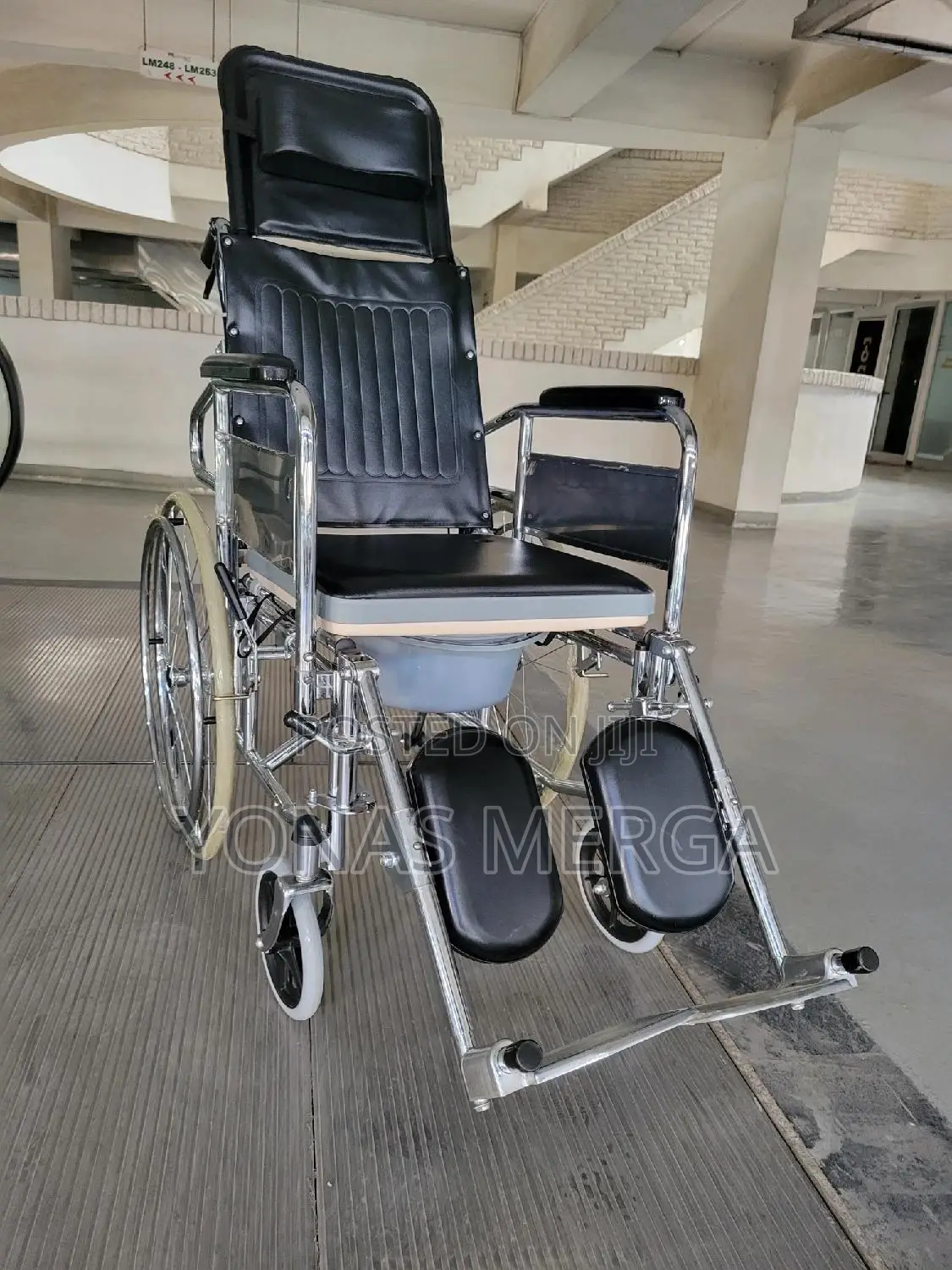 Wheelchair፳0provides Full Back Headrest Support2⁄3wheelchair
