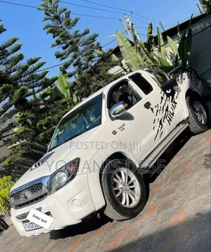 Photo - Toyota Hilux 2011 White