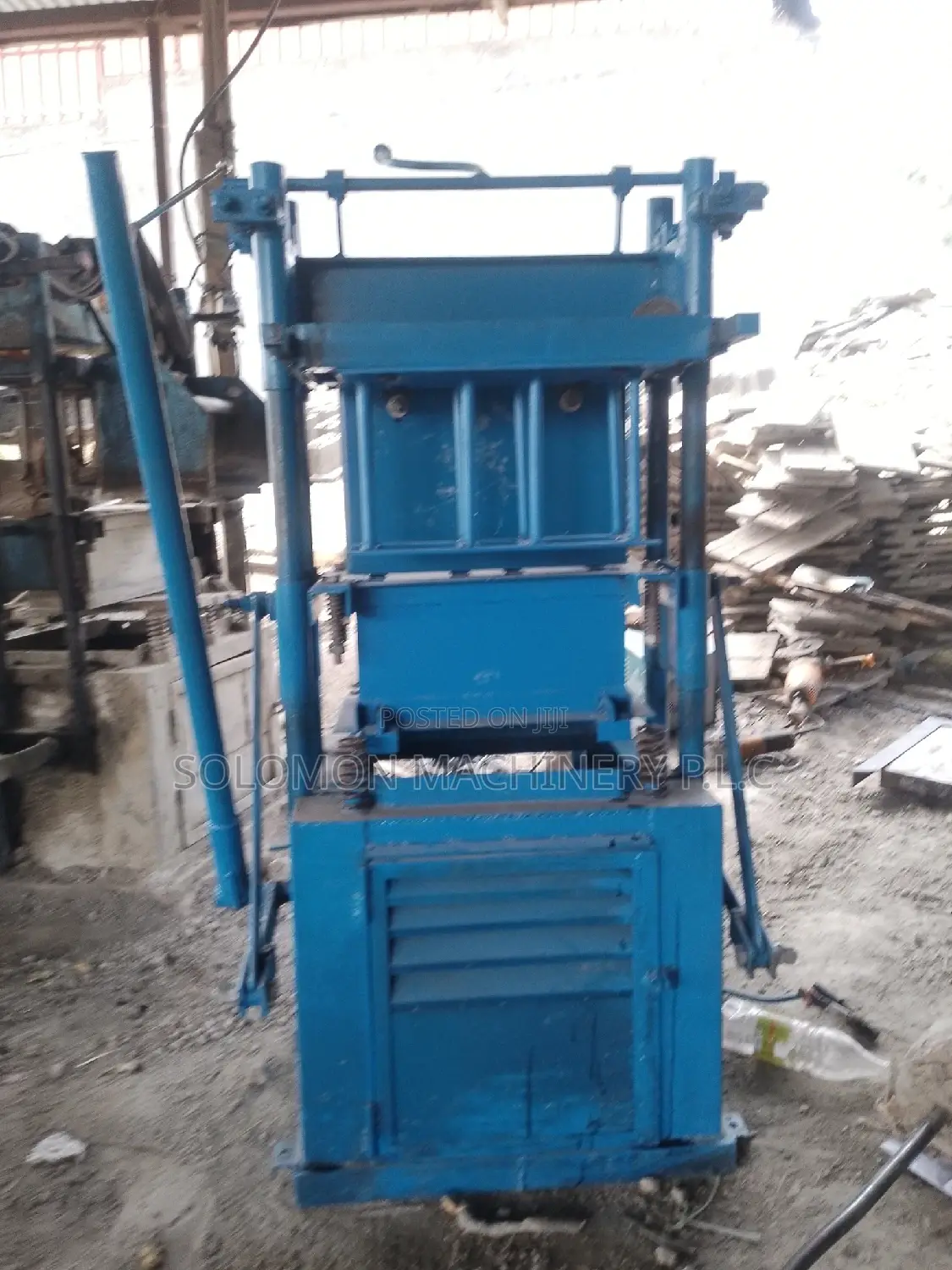 ጥርት ያለ ጠርዝ ያለው Grade A ወይም ደረጃ አንድ ብሎኬት በኃይል ጠቅጥቆ ያመርታል.