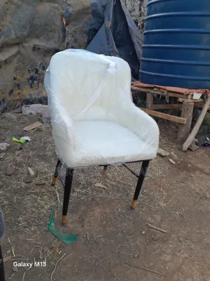 Photo - በአንደኛ ደረጃ እቃ ነው የተሰሩ Chairs Tables