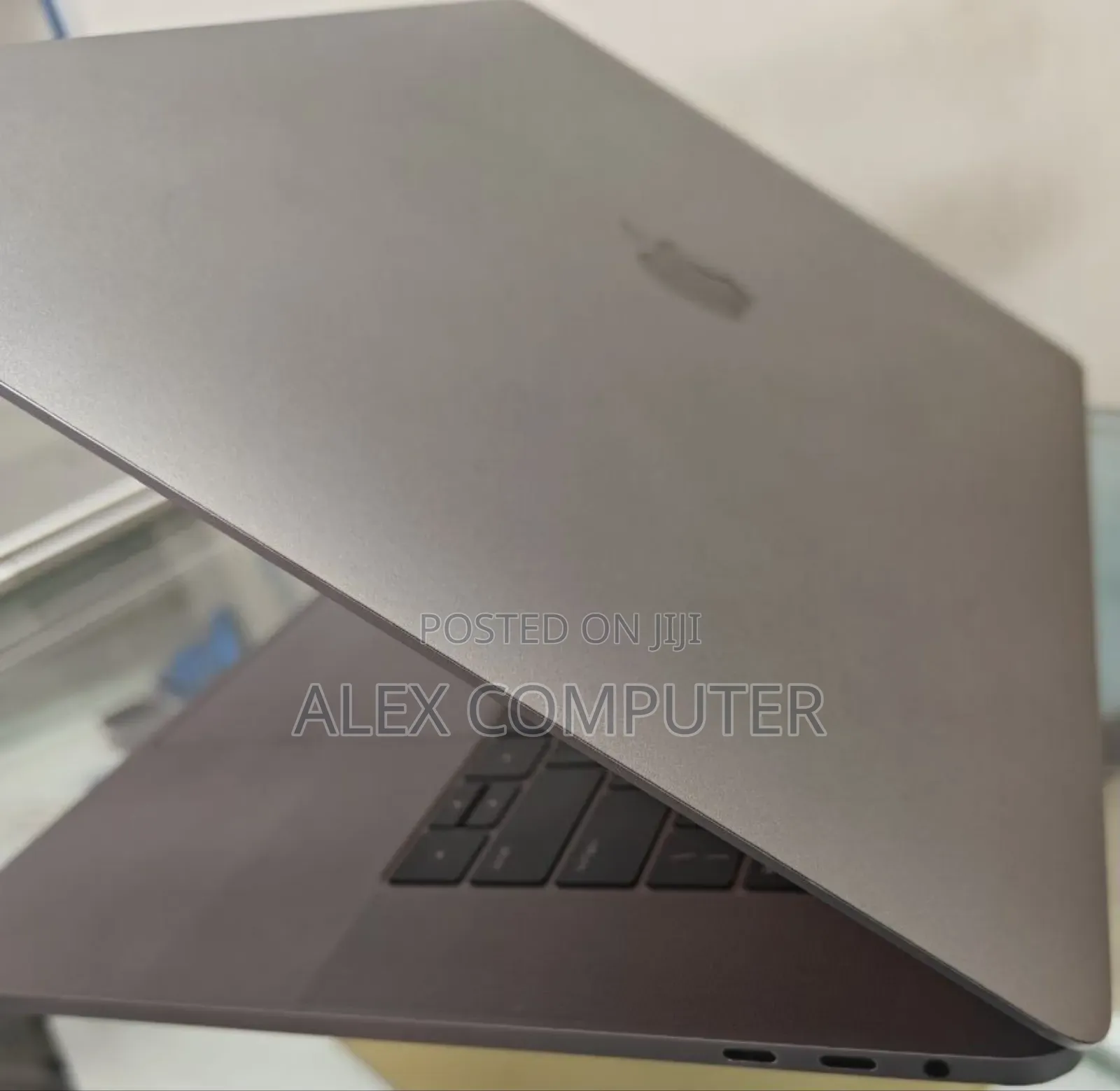New Laptop Apple MacBook Pro 2019 16GB Intel Core I7 SSD 512GB