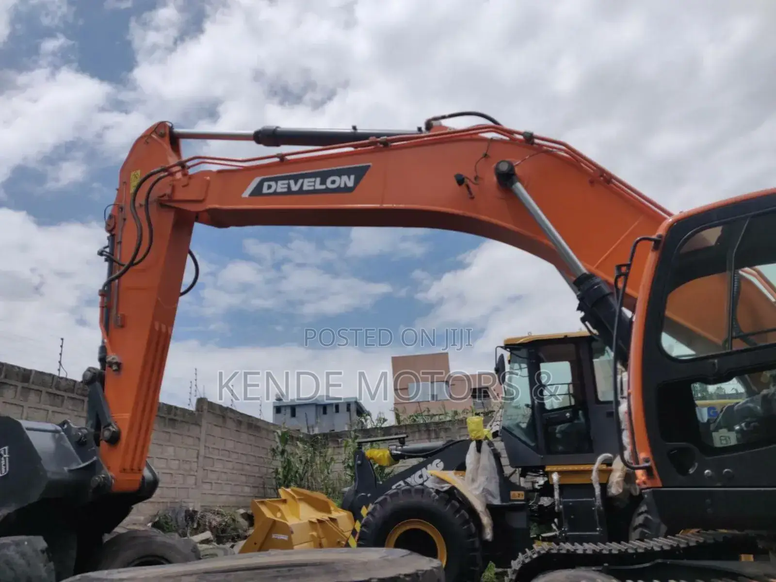 Excavator Develon 2025