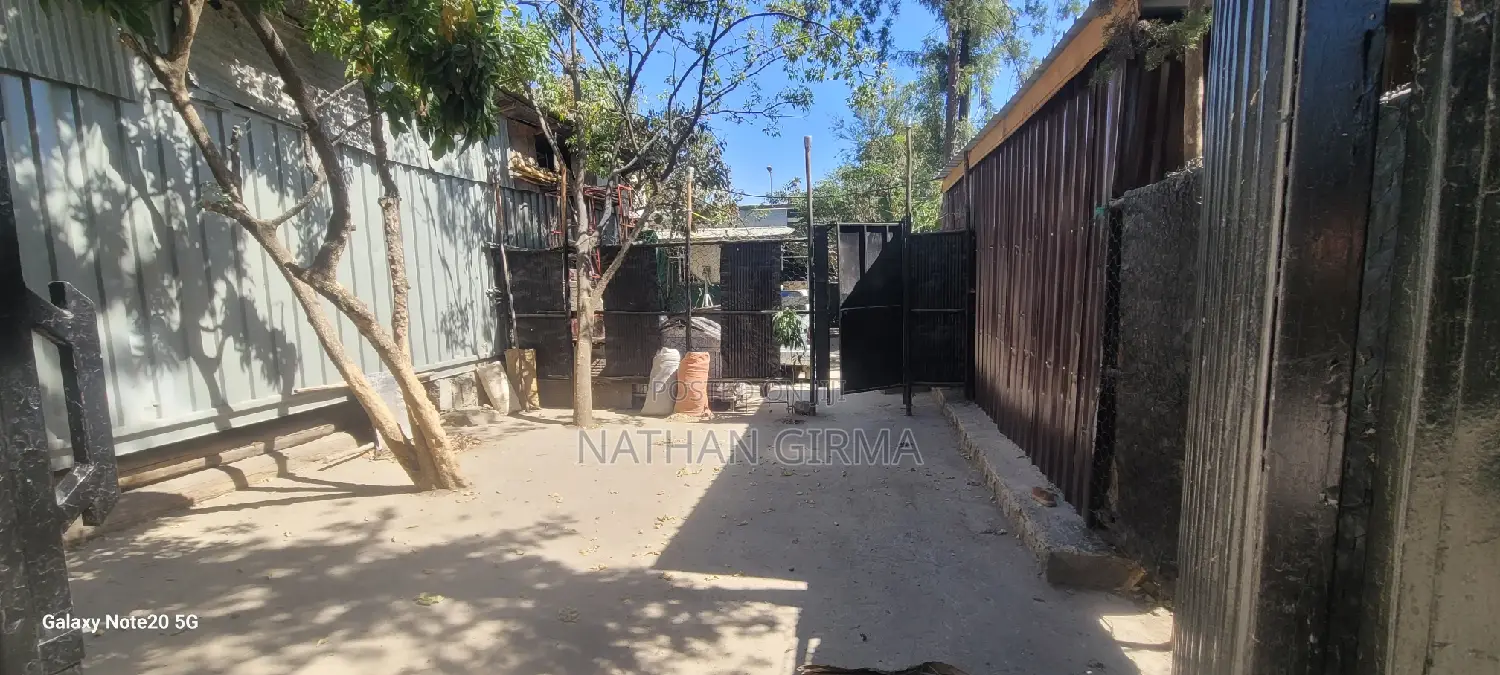 ከራይ ለመጋዘን እና ለወርክ ሾኘ የሚሆን ሙሉ ግቢ ቦታ።