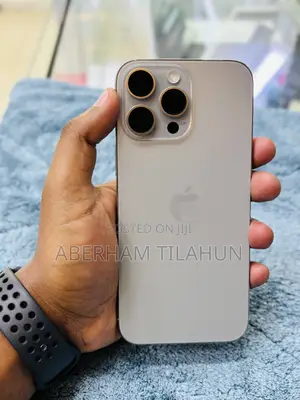 Photo - Apple iPhone 16 Pro Max 512 GB Silver