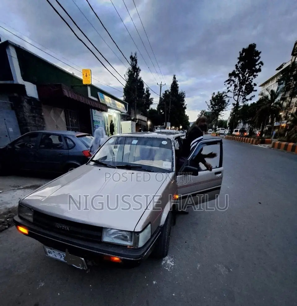 Toyota Corolla 1986 Gold