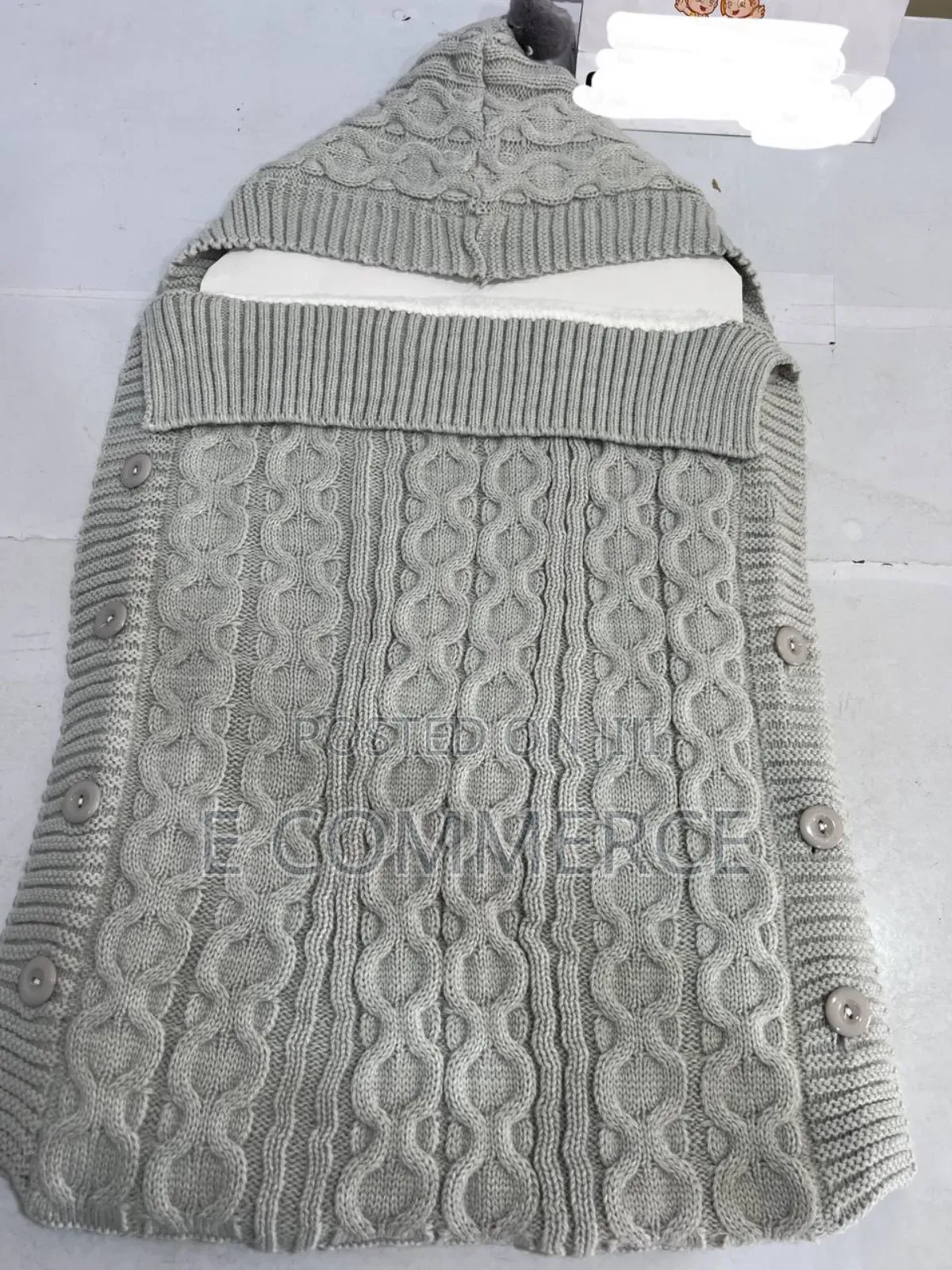 ከላይ ሹራብ ውስጡ ፈር ማቀፍያ