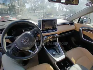 Toyota RAV4 2022 White