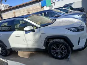 Photo - Toyota RAV4 2022 White