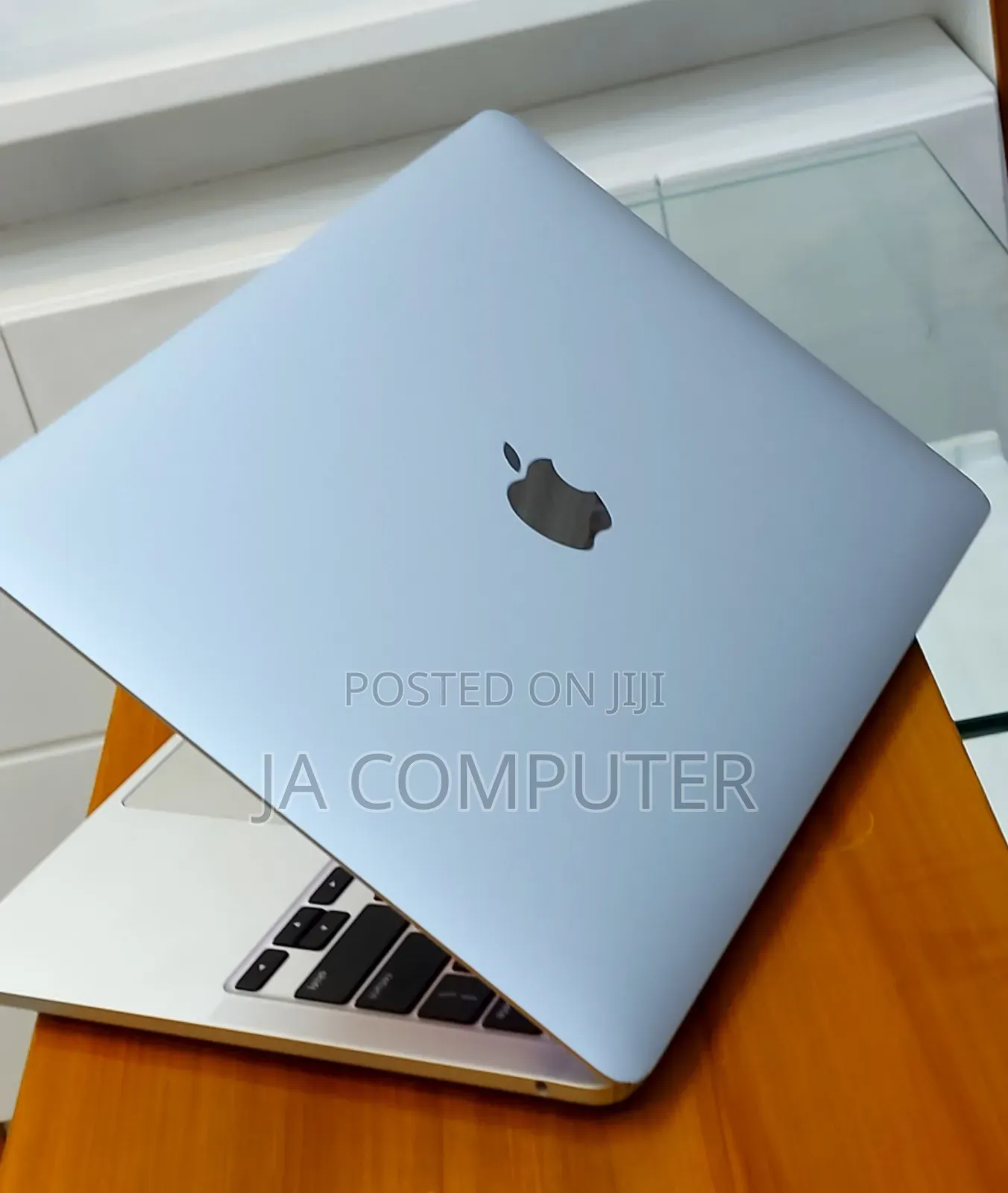 New Laptop Apple MacBook Pro 2020 M1 8GB Apple M1 Pro SSD 512GB