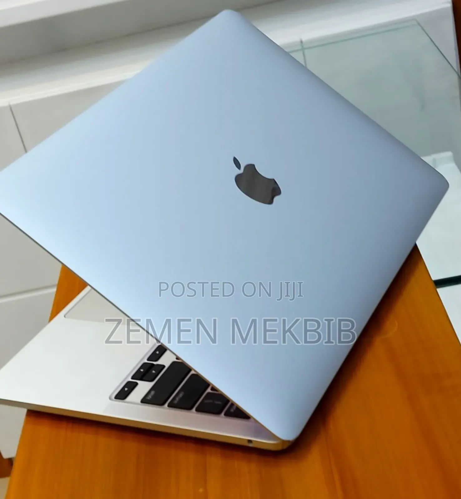 New Laptop Apple MacBook Pro 2020 M1 8GB Intel Core I7 SSD 256GB