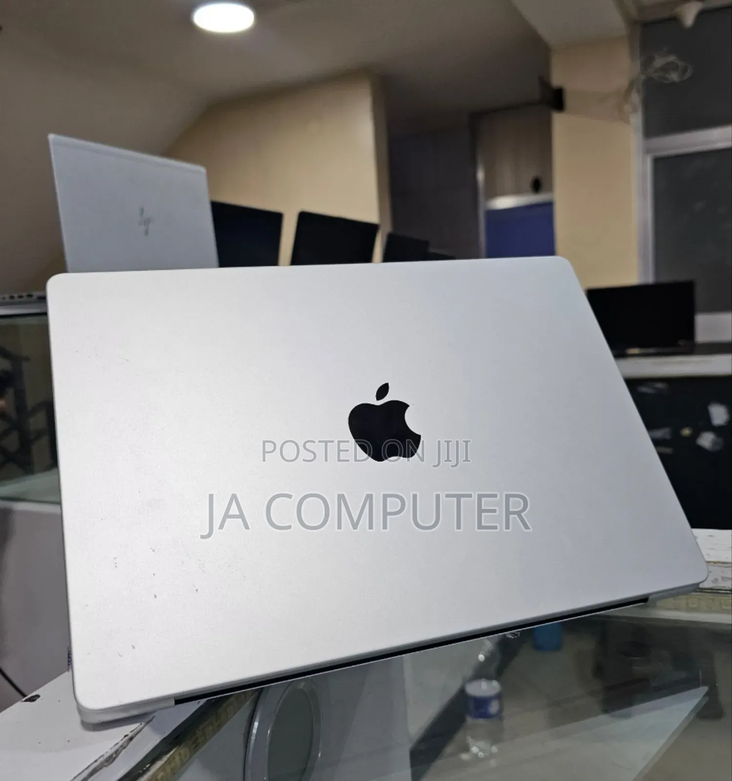 New Apple MacBook Pro 2023 M3 14-Inch 8GB Apple M3 Pro SSD 512GB