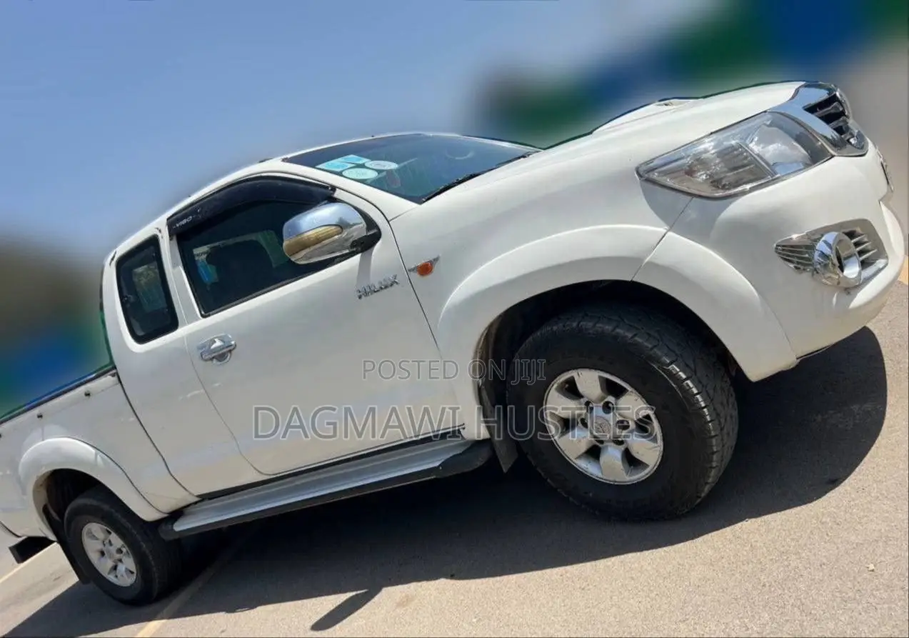 Toyota Hilux 2012 White