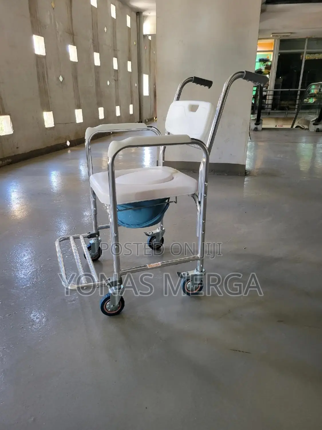 Shower Bedside Commode፭工ፖፖቼር匣toilet With Roller Shower Chair