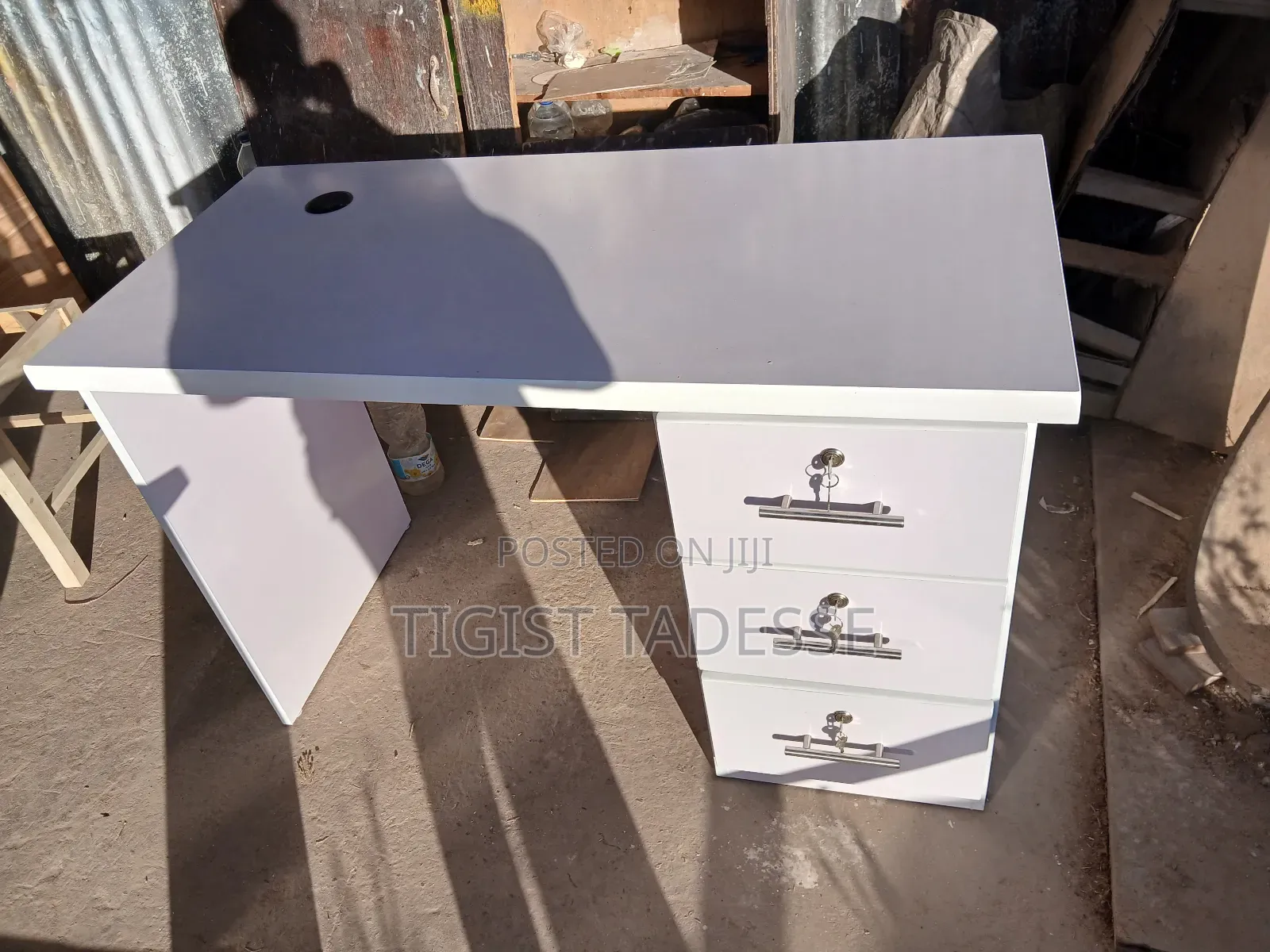 ኮምፒውተር ቴብል ለቢሮ የሚሆን ፀዳ ያለ ጠረጴዛ