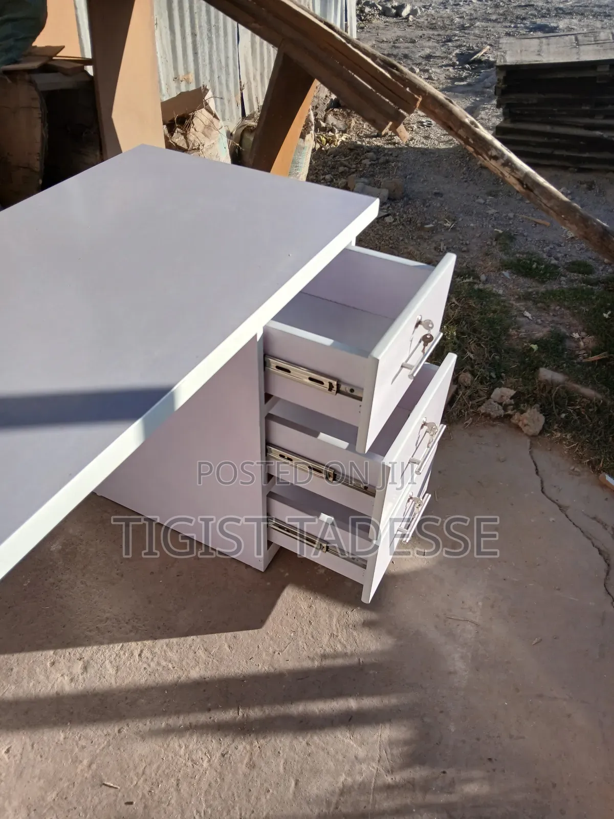 ኮምፒውተር ቴብል ለቢሮ የሚሆን ፀዳ ያለ ጠረጴዛ