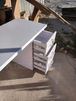 ኮምፒውተር ቴብል ለቢሮ የሚሆን ፀዳ ያለ ጠረጴዛ