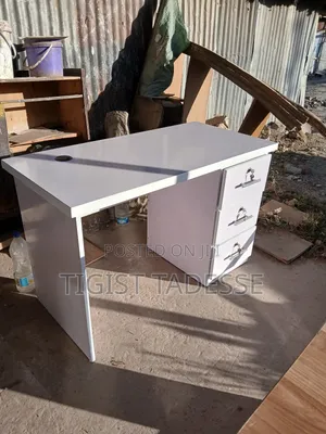 ኮምፒውተር ቴብል ለቢሮ የሚሆን ፀዳ ያለ ጠረጴዛ