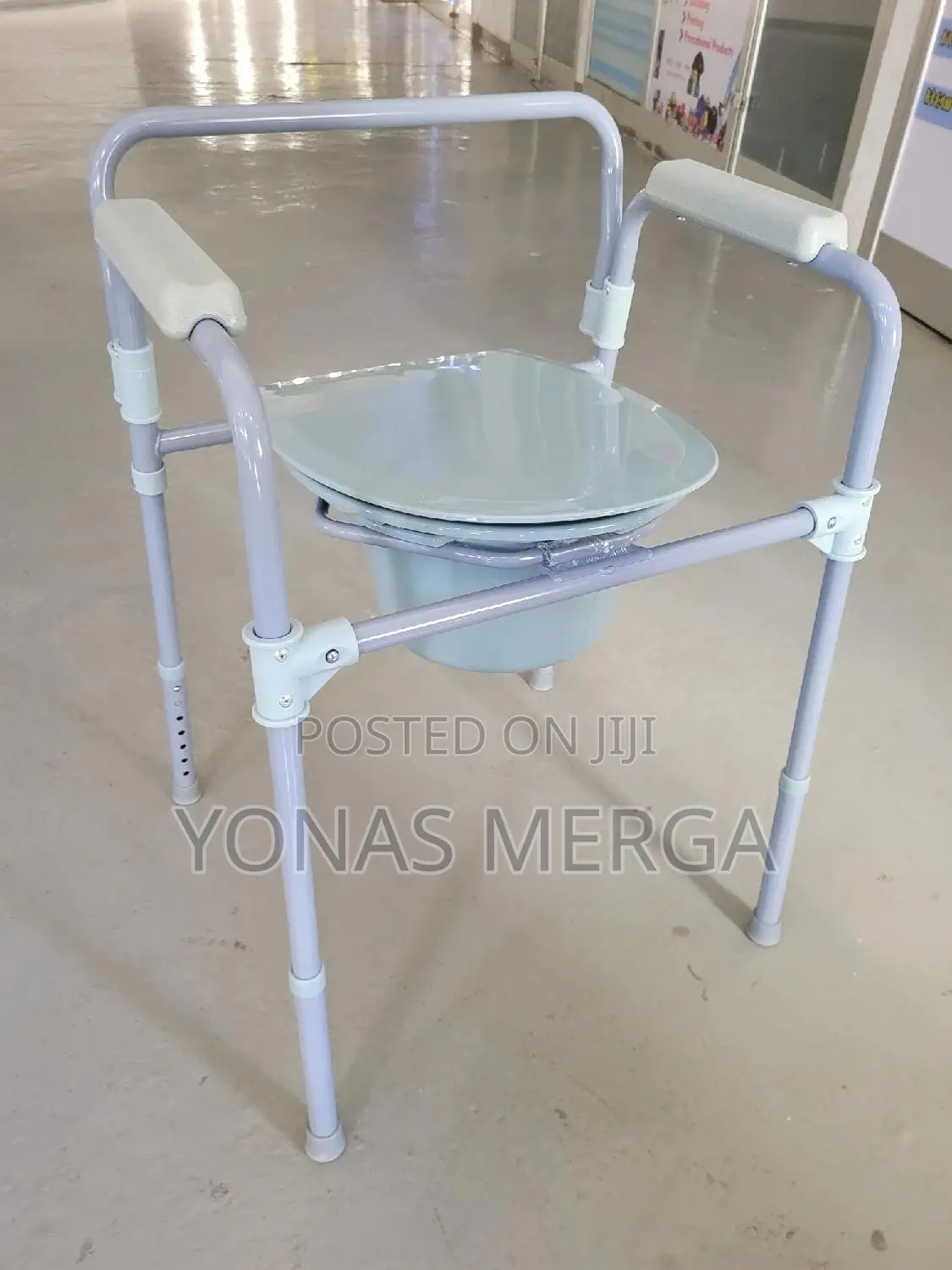 Toilet Chair Removable Waste Container for Easy Cleaning