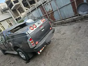 Toyota Hilux 2006 Gray