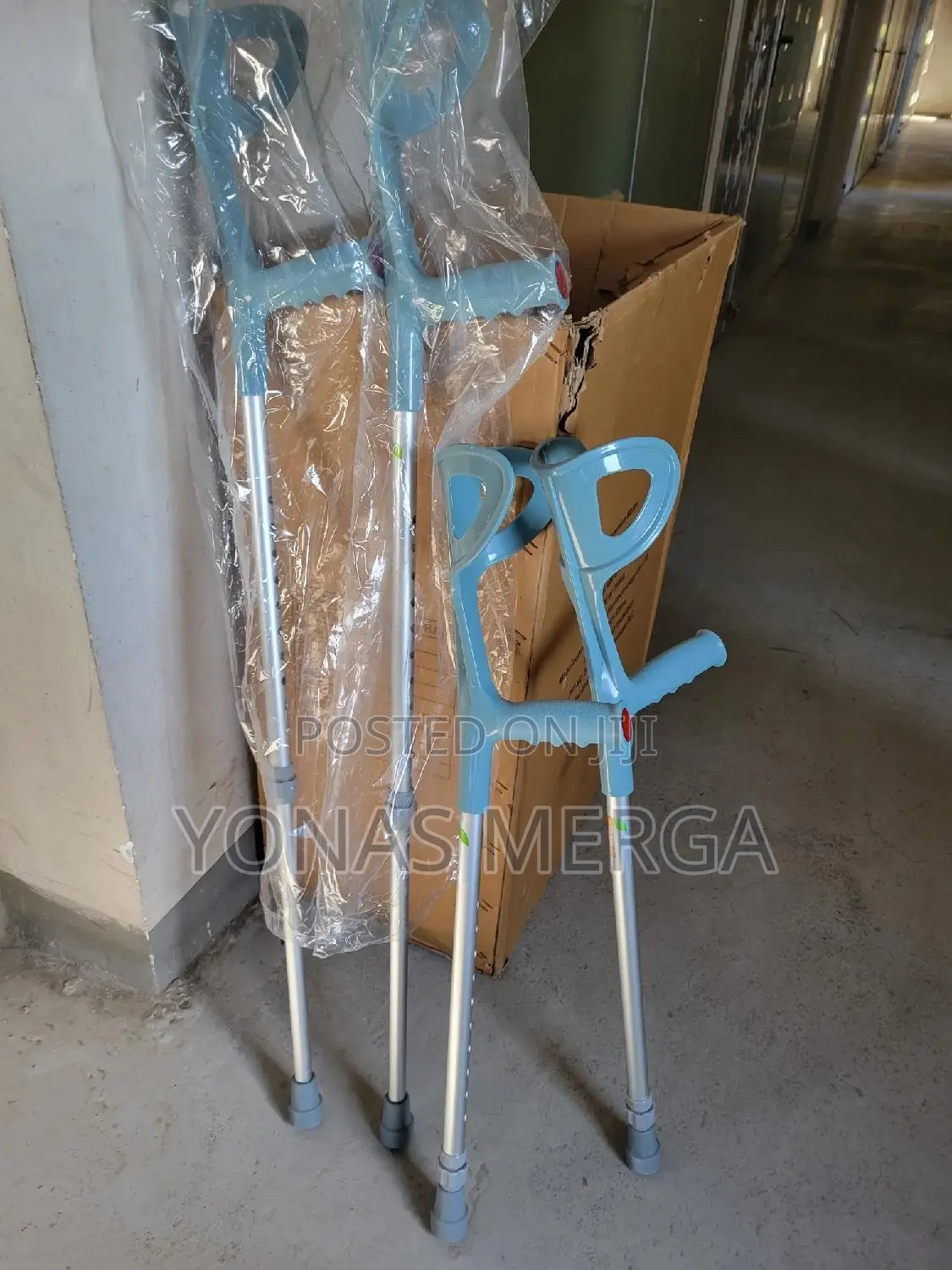 Elbow Crutches፵炉crutches廿፭material: Likely Made of Aluminum