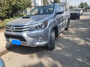 Photo - Toyota Hilux 2017 Silver