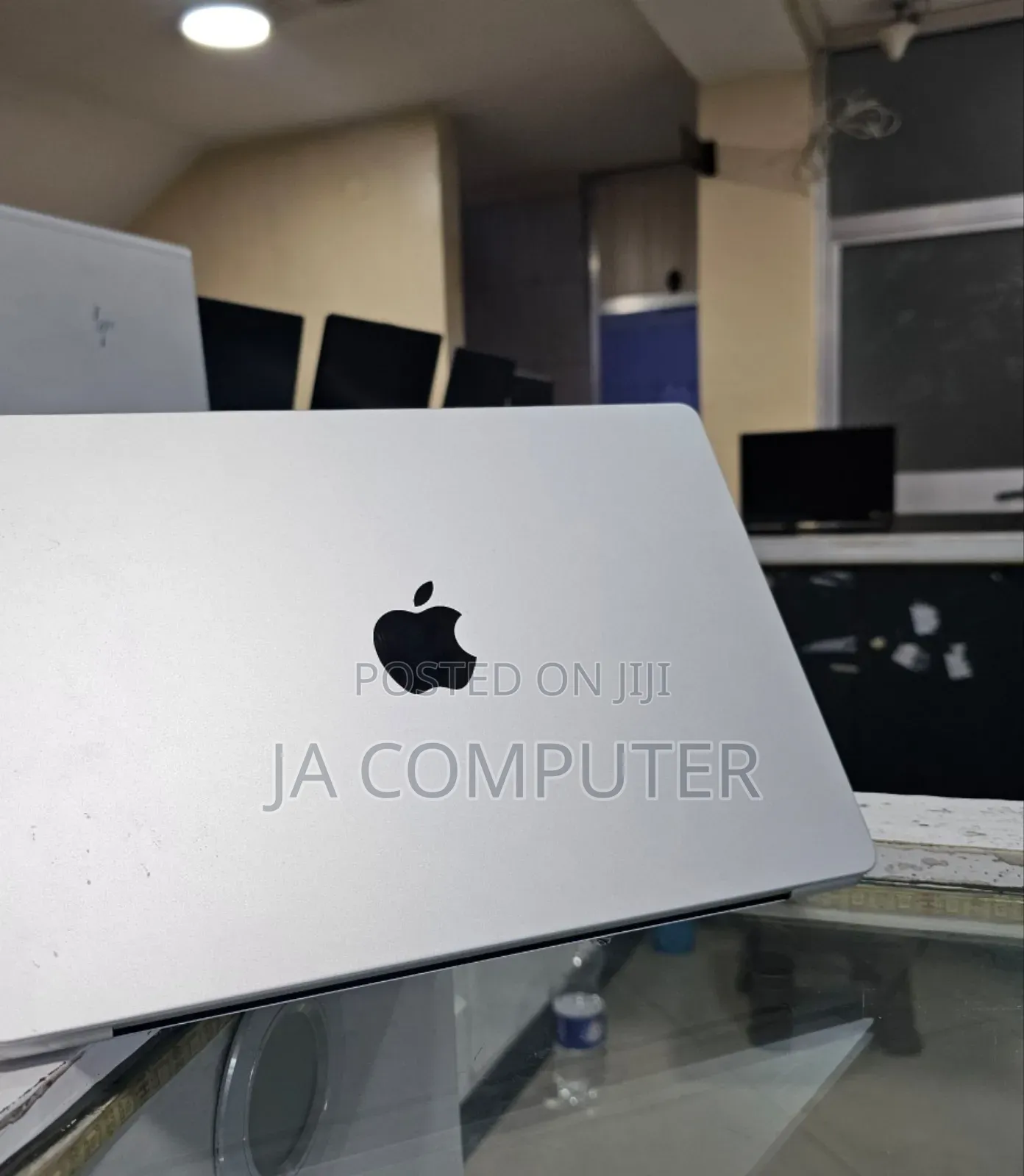 New Apple MacBook Pro 2023 M3 14-Inch 8GB Apple M3 Pro SSD 512GB