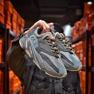 Photo - Adidas Yezzy 700 V2