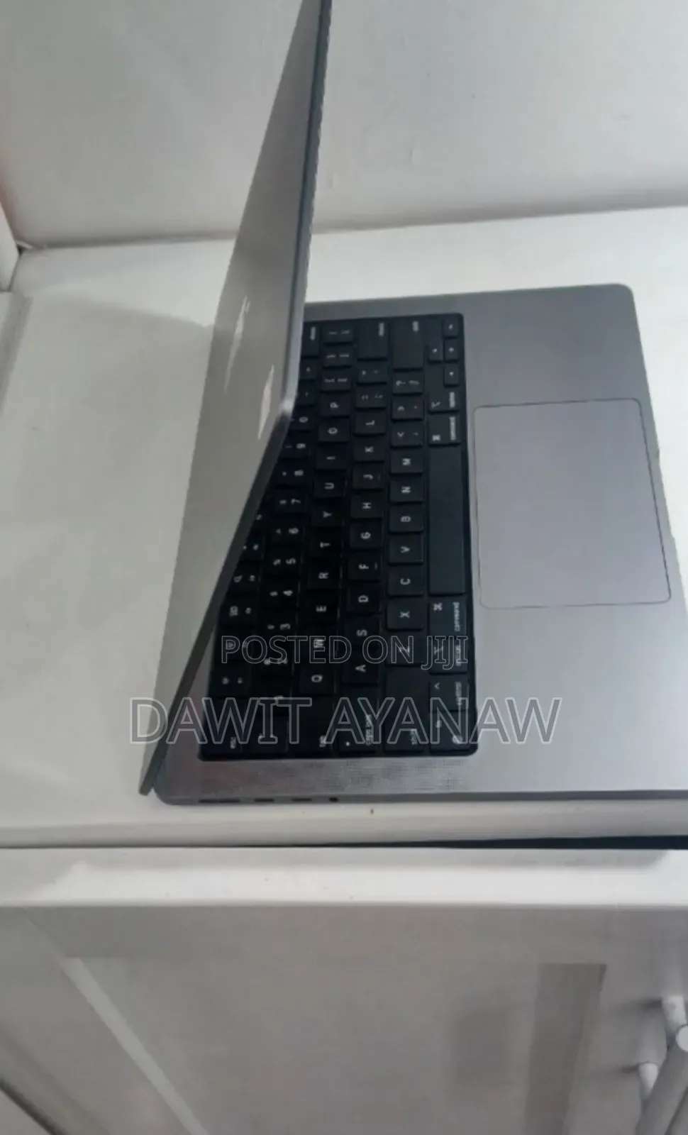 New Laptop Apple MacBook Pro 2022 M2 16GB Apple M2 SSD 512GB