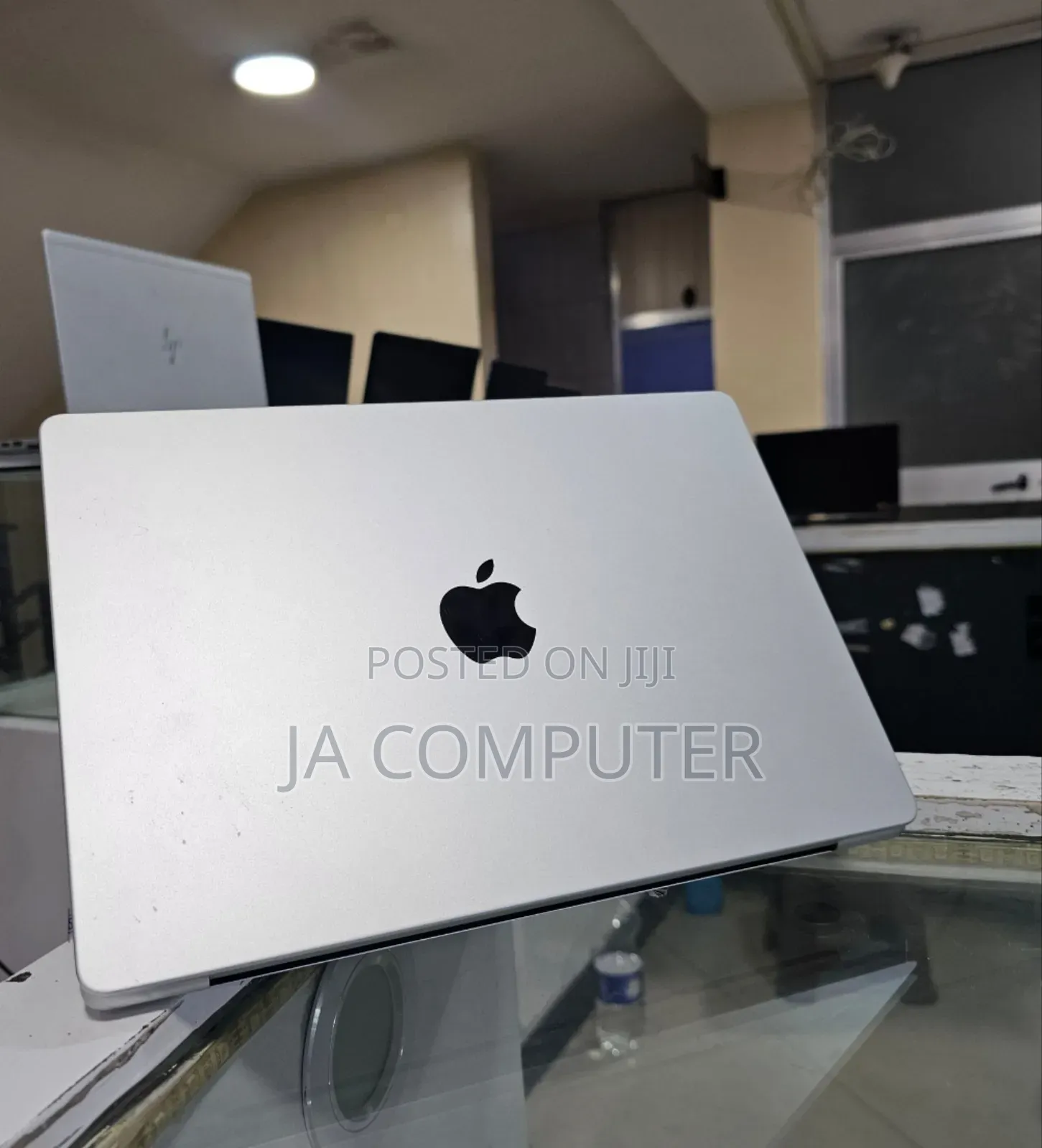 New Apple MacBook Pro 2023 M3 14-Inch 8GB Apple M3 Pro SSD 512GB