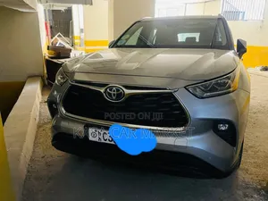 Photo - Toyota Highlander Limited 2022 Silver
