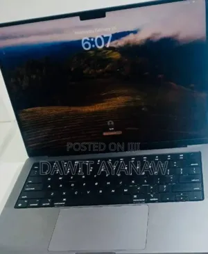 New Laptop Apple MacBook Pro 2022 M2 16GB Apple M2 SSD 512GB