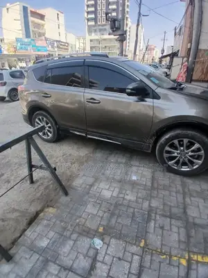 Photo - Toyota RAV4 2017 Gold