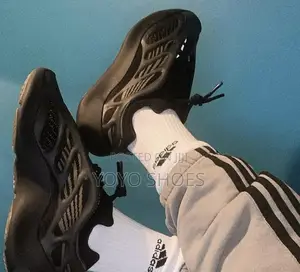 Adidas Yezzy 700 Vs