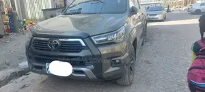Photo - Toyota Hilux 2021 Green