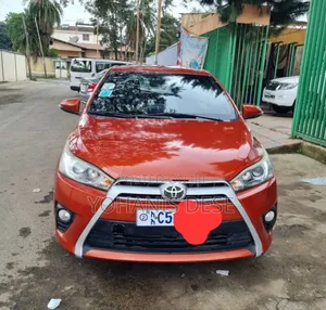 Photo - Toyota Yaris 2015 Orange