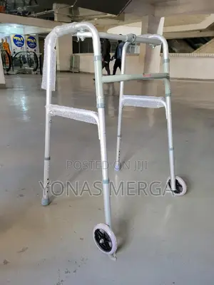 Photo - 4legged Walker፵§Walker፱×(No Wheels), Rolling (With Wheels)