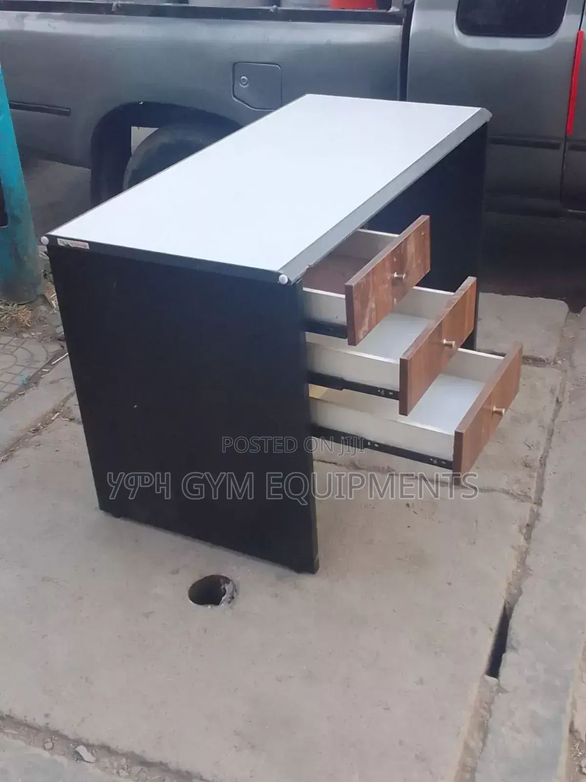 የቢሮ ጠረፔዛ Office Table