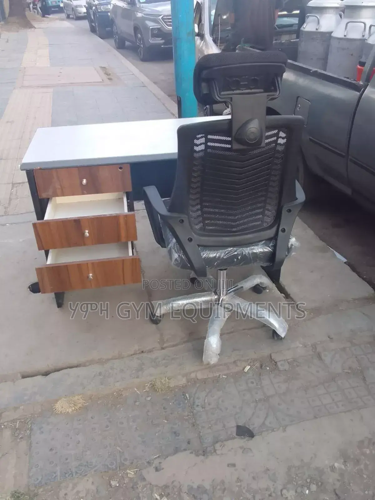 የቢሮ ጠረፔዛ Office Table