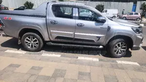 Photo - Toyota Hilux 2015 Silver