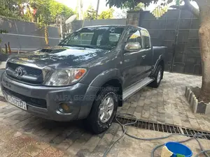 Photo - Toyota Hilux 2010 Black