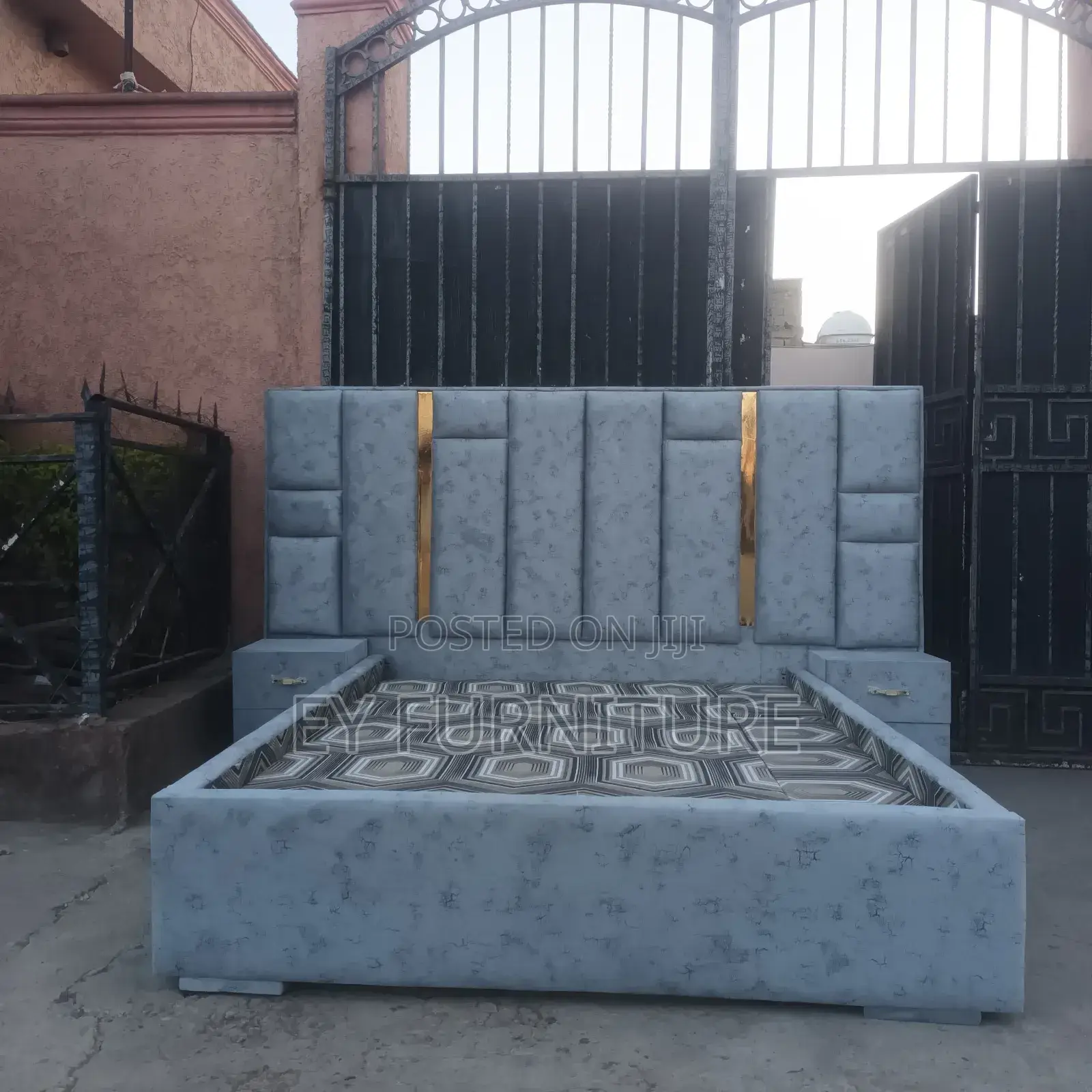 አልጋ የራስጌው ስፋት 2.44 የሆነ Bed