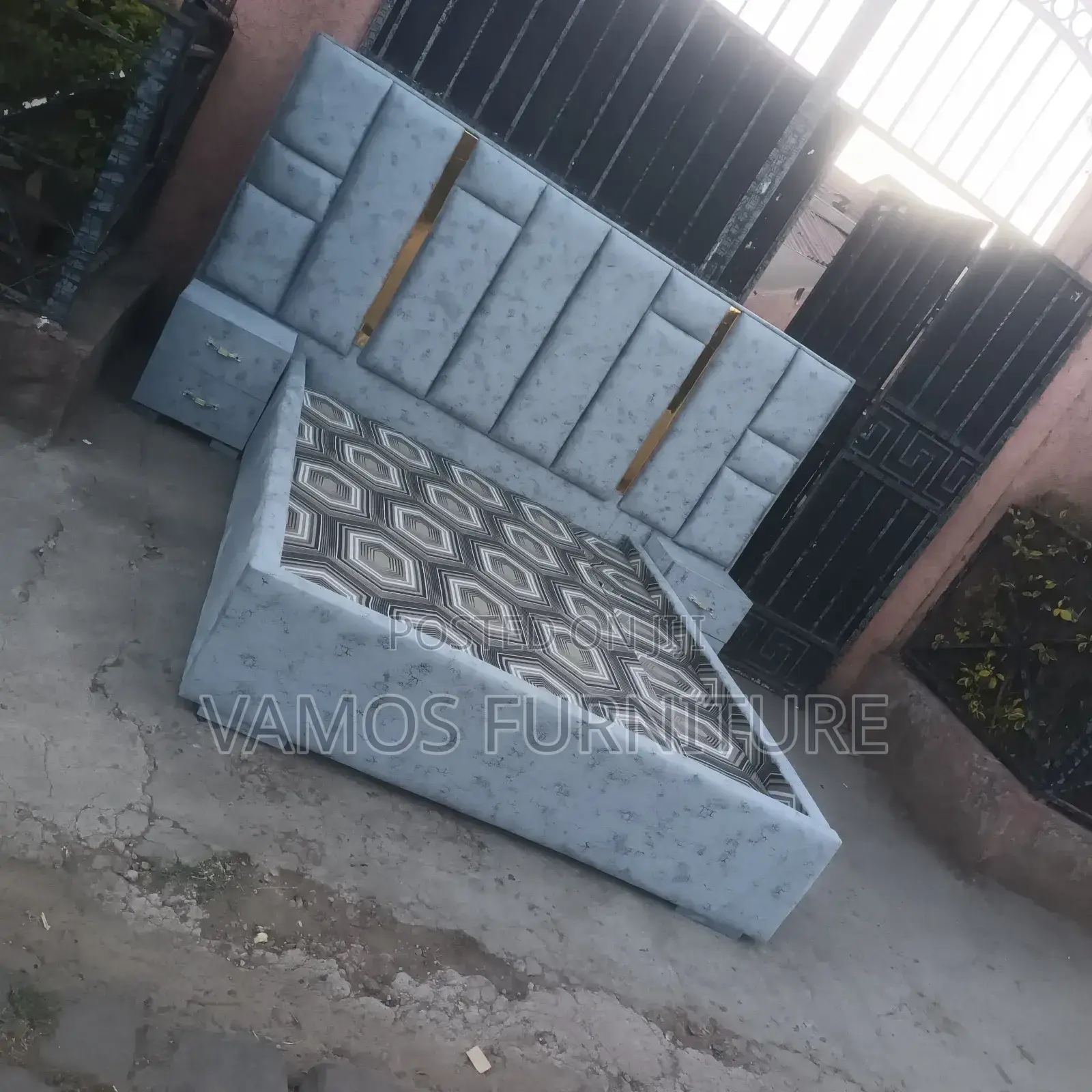 አልጋ የራስጌው ስፋት 2.44 የሆነ Bed