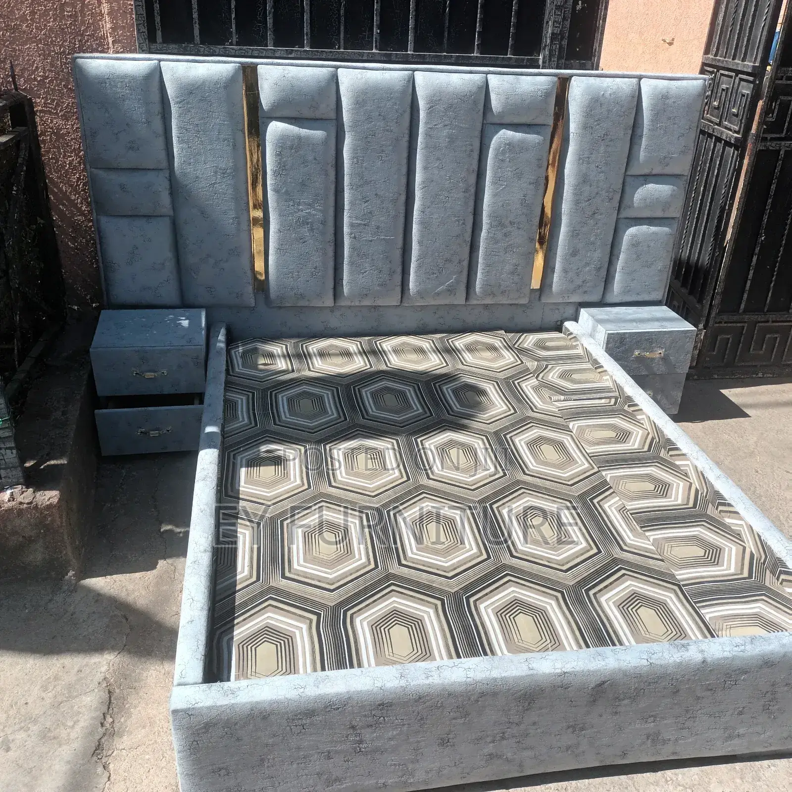 አልጋ የራስጌው ስፋት 2.44 የሆነ Bed