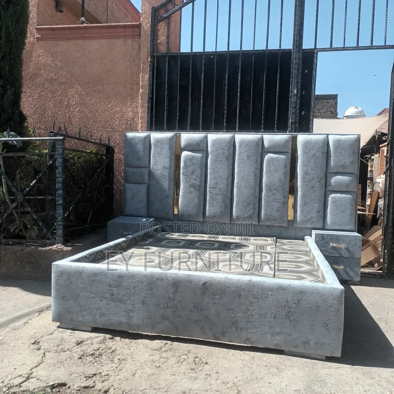 አልጋ የራስጌው ስፋት 2.44 የሆነ Bed