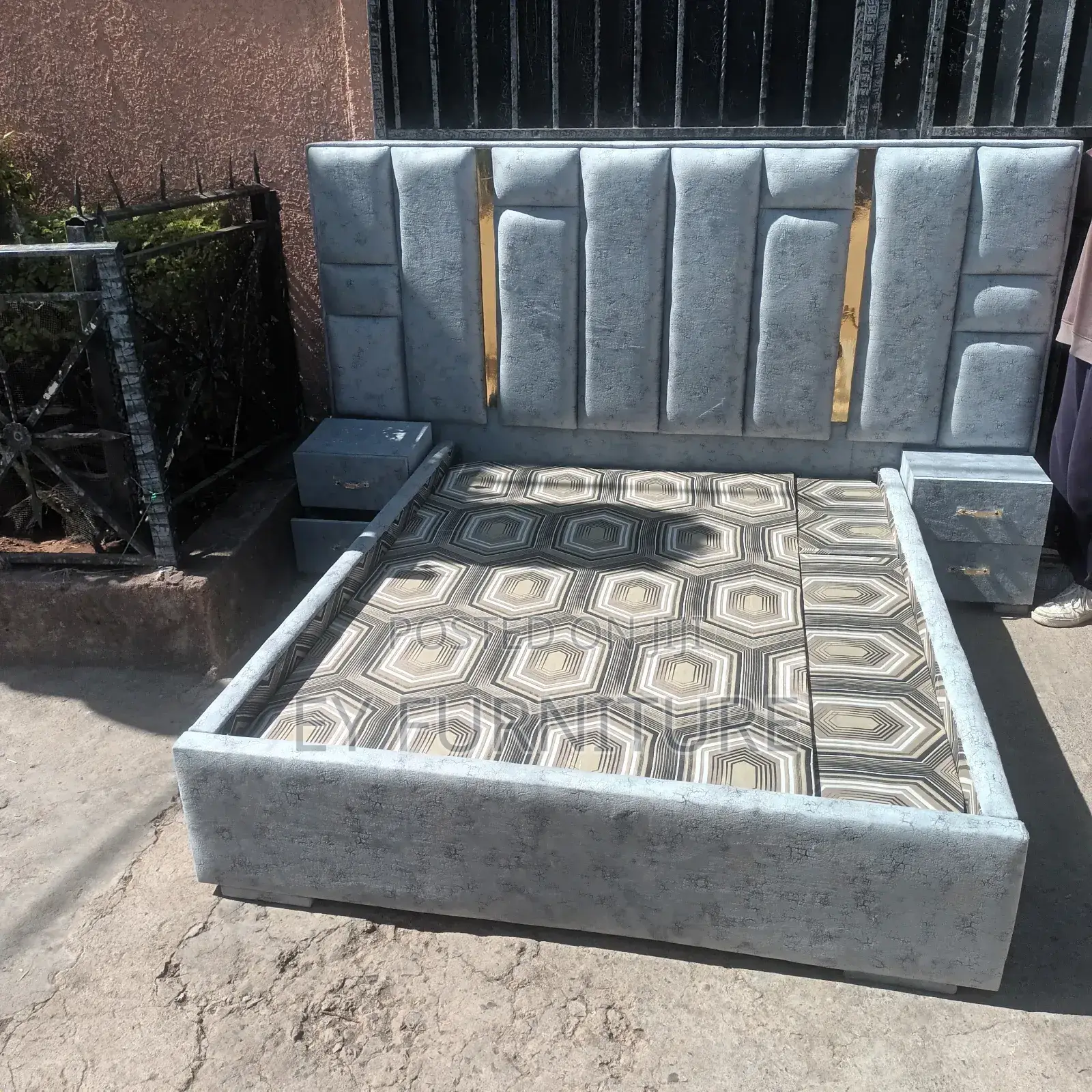 አልጋ የራስጌው ስፋት 2.44 የሆነ Bed